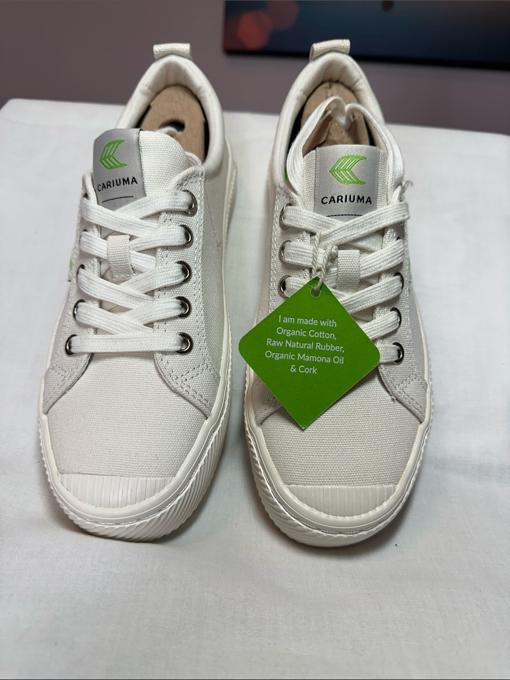 Cariuma White Canvas Low-Top Sneakers with Green Logo Accent W7 M5.5.   0028